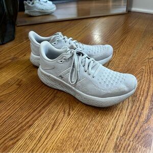 New Balance Women’s Fresh Foam 1080 shoes- light grey size 8